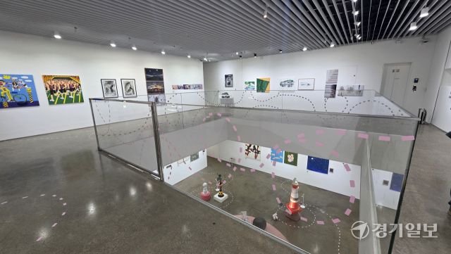 오는 4일까지 서울 삼청동에 위치한 송원아트센터에서 열리는 ‘어제는 과거의 미래다’ 전시 전경. 이나경기자