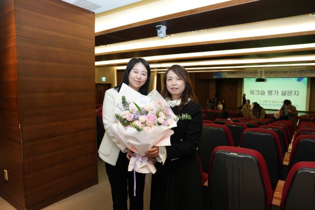 인천 서송병원 관계자들이 KONIS(전국의료관련감염감시체계) 손 위생 평가에서 전국 우수기관으로 선정된 뒤 기념촬영을 하고 있다. 서송병원 제공