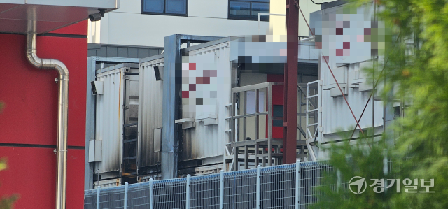 지난 10월11일 평택시 청북읍 소재 한 산업단지 내 전기 자동차 배터리 시험소에서 화재가 발생했다. 사진은 해당 시험소가 가설건축물로 신고해 사용하는 시험실 모습. 윤동현기자