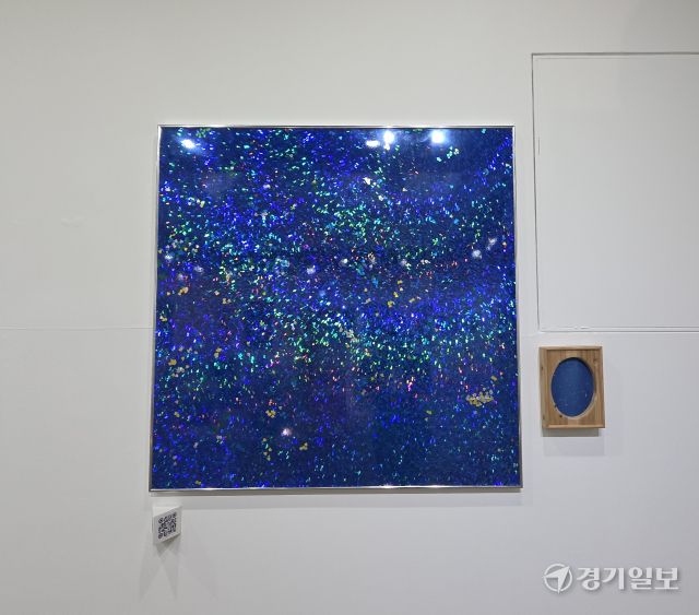 (왼쪽부터) 이현지 작가의 작품 ‘Heart flow’dhk ‘먼지 별1’. 이나경기자