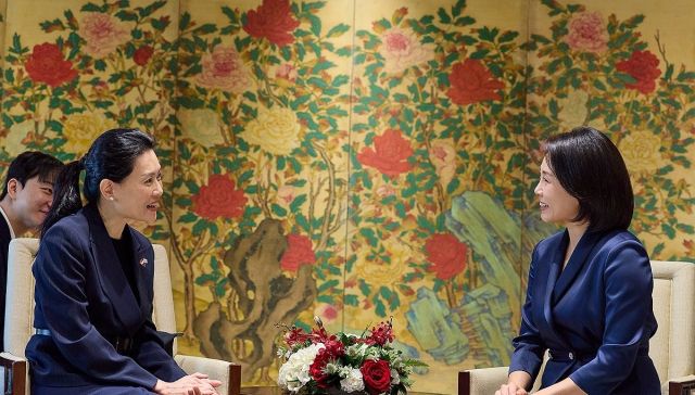 김혜경 여사가 2일 한-싱가포르 정상회담을 위해 로런스 웡 싱가포르 총리와 함께 용산 대통령실을 찾은 루즈 루이 여사와 함께 환담하고 있다. 연합뉴스