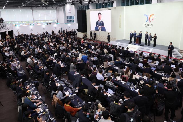 이재명 대통령이 1일 경주화백컨벤션센터(HICO)에서 2025 아시아태평양경제협력체(APEC) 정상회의 기자회견을 하고 있다. 연합뉴스