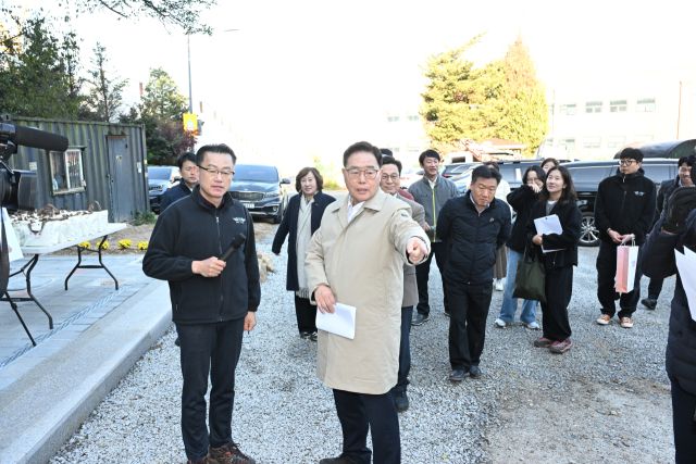 강수현 양주시장이 황덕상 산림과장으로부터 맨발걷기 산책로 현황에 대한 보고를 받고 있다. 양주시 제공