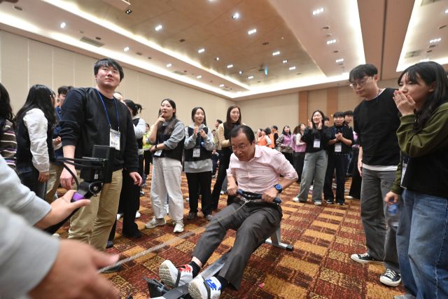 이현재 하남시장이 MZ세대 공무원과 ‘조직활성화 교육’에 동참하고 있다. 하남시 제공