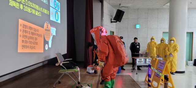 구리시보건소 대강당에서 유관기관 합동으로 생물테러 대비·대응 현장훈련'을 하고 있다.구리시 제공