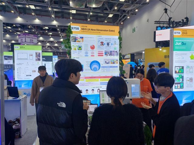 재능대학교 바이오테크과 학생들이 31일 ‘2025 산학연협력 EXPO’ 학생창업유망팀 300+ 페스티벌 전시부스에서 창업 아이템을 소개하고 있다. 재능대학교 제공