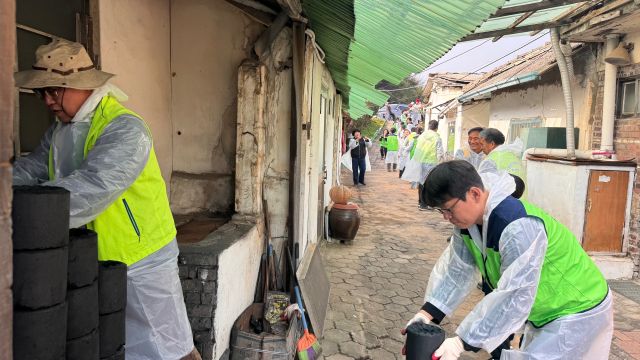 김포금빛로타리클럽 회원들과 김포본동행정복지센터 직원들이 취약계층 가정에 연탄을 배달하고 있다. 김포본동행정복지센터 제공
