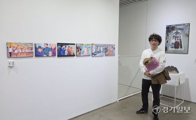 강상우 작가가 자신의 작품에 관해 설명하고 있다. 이나경기자