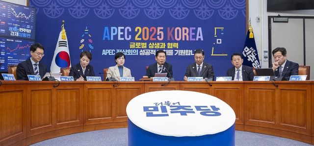 더불어민주당 정청래 대표가 31일 국회에서 열린 더불어민주당 최고위원회의에서 한미정상회담 성과와 APEC 성공적 개최 관련 발언하고 있다. 연합뉴스