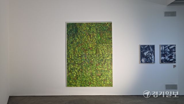 ‘어제는 과거의 미래다’에서 만나볼 수 있는 김보중 작가의 작품 ‘가을뜨락-흐르는 땅은 나뉘지 않는다’. 이나경기자