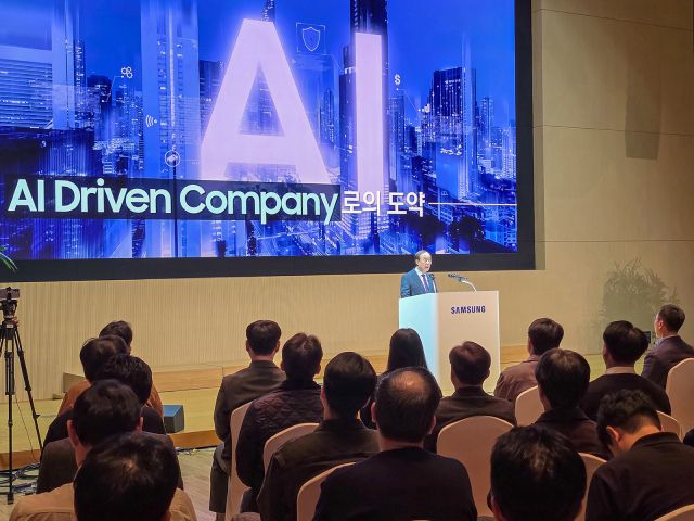 10월31일 삼성전자 수원 디지털시티에서 열린 삼성전자 창립 56주년 기념식에서 기념사를 전하는 전영현 대표이사 부회장. 삼성전자 제공