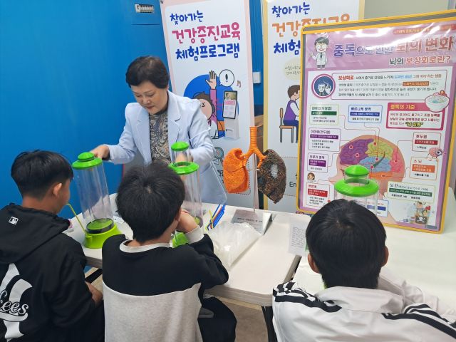 지난 31일 안산 자이언 국제 상호다문화 대안학교 학생들이 찾아가는 건강증진 체험 프로그램에 참여하고 있다. 이선호기자