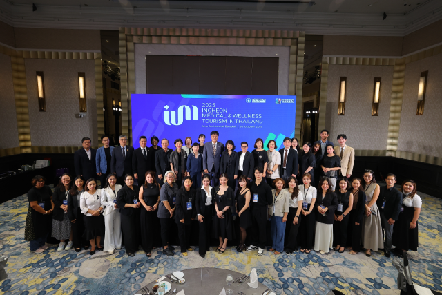 최근 태국 방콕에서 열린 인천 의료관광 설명회 및 B2B(Business-to-Business) 상담회에서 참가자들이 기념촬영을 하고 있다. 인천시 제공