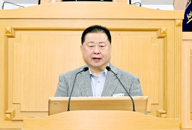 김경일 파주시장이 총 2조 3천599억 원규모의 내년도 예산안에 대한 시정연설을 하면서 적극 재정을 통해 율곡문화진흥원과 ‘율곡문화벨트’ 조성 추진, 돔구장 및 K리그2 진출 등을 통한 스포츠 중심도시로 성장, 임진강국가정원조성등 사업을 차질없이 추진하겠다고 밝히고 있다. 파주시제공