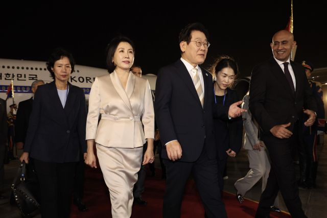 이집트를 공식 방문한 이재명 대통령과 김혜경 여사가 19일(현지시간) 카이로 국제공항에 도착한 공군 1호기에서 내려 이동하고 있다. 연합뉴스