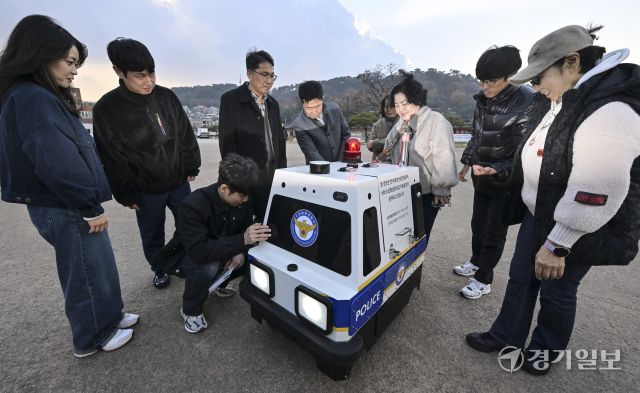 우리동네는 로봇이 지킨다 '팔달봇' [포토뉴스]