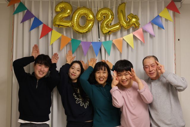 고(故) 문영인씨가 엄마, 아빠, 누나, 매형과 함께 즐거운 시간을 보내고 찍었던 사진. 유족 제공