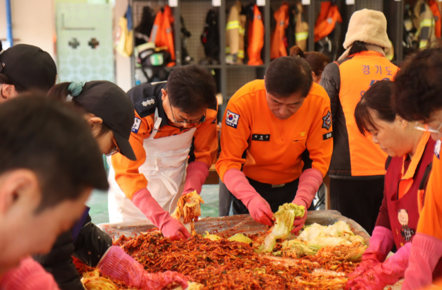 포천소방서가 일동의용소방대와 함께 취약계층을 위한 김치를 담그고 있다. 포천소방서 제공