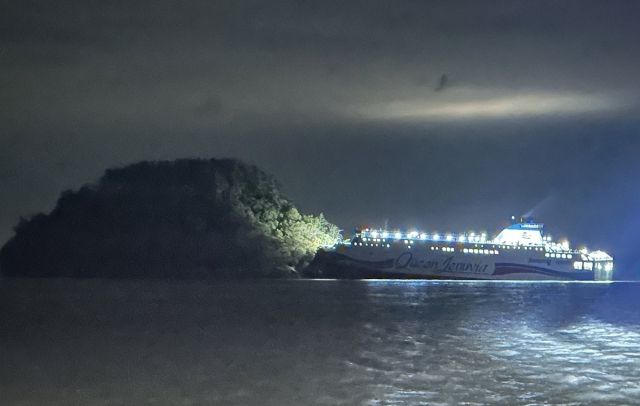 19일 오후 8시 17분께 전남 신안군 장산도 해상서 좌초된 대형 여객선. 연합뉴스