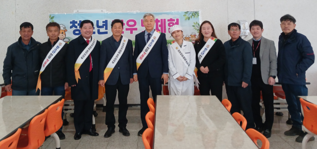 ㈔전국한우협회 포천시지부가 포천일고등학교 학생들에게 한우의 우수성과 안전성을 알리기 위한 ‘한우 맛체험’ 행사를 열고 기념촬영을 하고 있다. 포천시제공