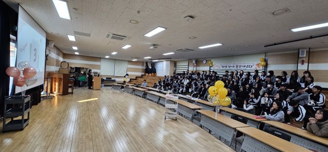 김포신곡중학교 1학년 학생들이 자신들이 펴낸 ‘美談 : 미래를 담은, 아름다운 이야기’의 출판기념회에서 자신들의 작품을 보며 환호를 하고 있다. 김포교육지원청 제공