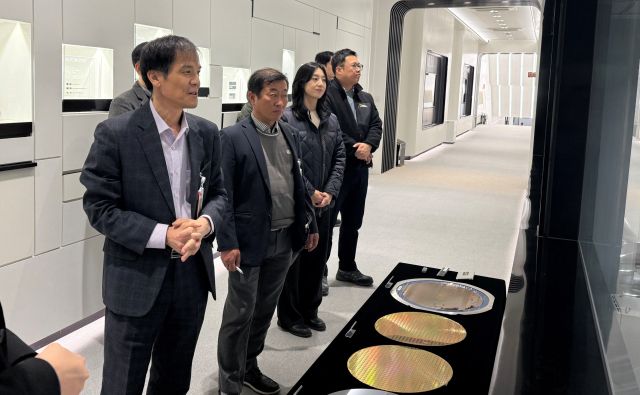 홍동곤 한강유역환경청장(맨 앞)이 20일 이천시 에스케이하이닉스(주)를 찾아 관계자들과 사업장 내부시설을 확인하고 있다.