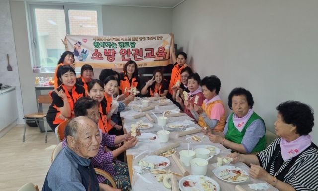 이천소방서 특별의용소방대가 지역 내 경로당을 방문해 어르신 돌봄 안전지킴이 활동을 전개하고 있는 모습. 이천소방서 제공