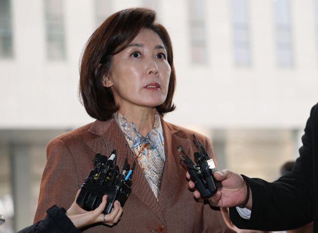 국민의힘 나경원 의원이 20일 '국회 패스트트랙 충돌' 1심 선고 공판 참석을 위해 서울 양천구 서울남부지방법원에 들어서며 취재진의 질문을 받고 있다. 연합뉴스