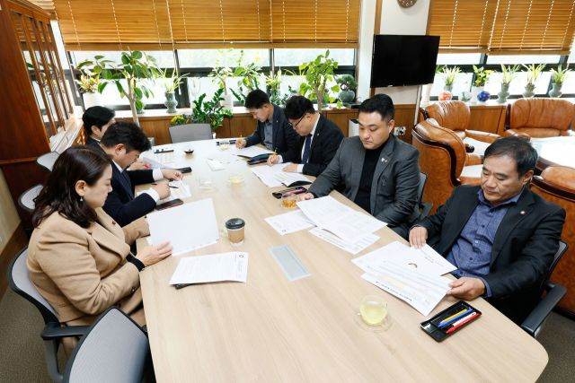 20일 화성특례시의회 의장실에서 열린 동탄 유통3부지 개발 갈등조정 특별위원회 간담회에서 위원들이 활동 계획에 대해 논의하고 있다. 화성특례시의회 제공