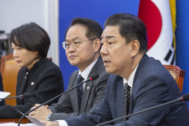 더불어민주당 김병기 원내대표와 원내지도부들이 20일 국회에서 열린 정책조정회의에서 발언하고 있다. 연합뉴스