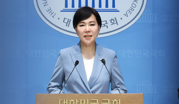 더불어민주당 전현희 의원이 16일 서울 여의도 국회 소통관에서 기자회견을 열고 감사원이 본인의 권익위원장 재직 당시 검찰에 수사의뢰한 건과 관련해 입장을 밝히고 있다. 연합뉴스