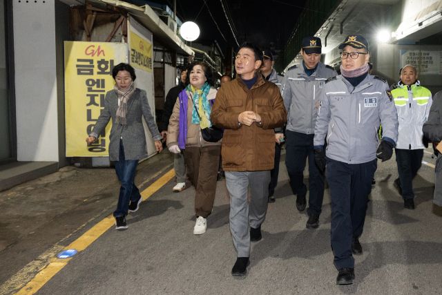 김동근 의정부시장이 19일 망월사역 인근 안심귀갓길 일대에서 야간 합동 점검을 실시하고 있다. 의정부시 제공