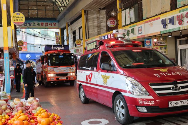 안양소방서가 불조심 강조의 달을 맞아 고시원 화재 전술훈련과 소방차 퍼레이드를 펼쳤다. 안양소방서 제공