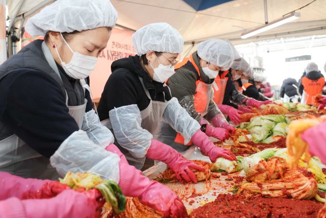 한국마사회 렛츠런파크 서울이 운영하는 농축산물 직거래 장터 ‘바로마켓’이 김장철을 맞아 25~26일 ‘김장 나눔 축제’를 연다. 사진은 지난해 열린 ‘김장 나눔 축제’ 모습. 한국마사회 제공
