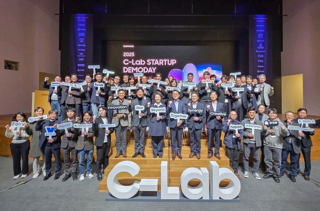 삼성전자가 20일 서울 서초구 삼성전자 서울R&amp;D캠퍼스에서 개최한 '2025 C랩 스타트업 데모데이'에서 7기 및 졸업사 스타트업 대표 등 참석자들이 기념촬영을 하고 있다. 삼성전자 제공
