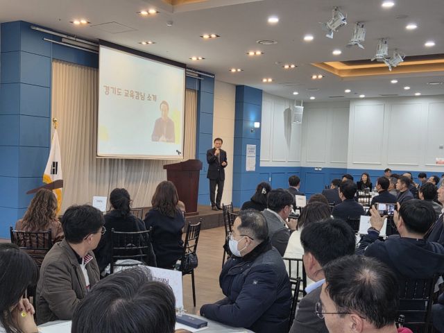 19일 이천교육지원청이 개최한 ‘2025 이천 인성·세계시민교육 실천 성과나눔회’에서 임태희 교육감이 특별강연을 하고 있는 모습. 이천교육지원청 제공