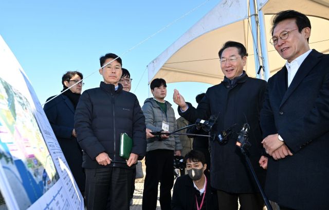 김민석 국무총리와 유정복 인천시장이 21일 인천 서구 수도권매립지에서 3매립장 매립 현황 등에 대해 브리핑을 받고 있다. 유 시장 SNS 갈무리