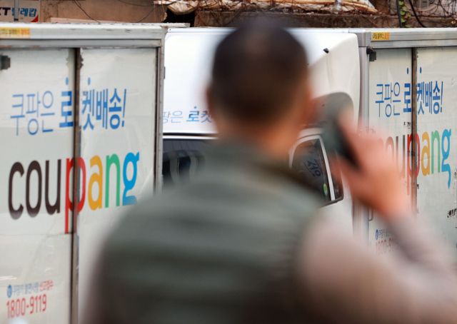 쿠팡에서 고객 4천500여명의 이름과 이메일 등 개인정보가 노출되는 사고가 발생했다. 쿠팡은 20일 고객들에게 "18일 고객 개인정보가 비인가 조회된 것으로 확인됐다"며 "조회된 정보는 이름, 이메일 주소, 배송지 주소록(전화번호·주소), 최근 5건의 주문 정보로 확인했다"고 공지했다. 사진은 21일 서울 시내 쿠팡 차량 차고지. 연합뉴스