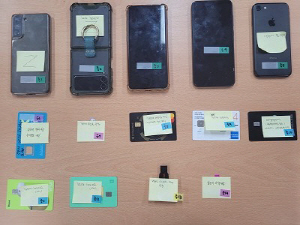 범행에 사용된 휴대전화 등 압수품. 부산서부경찰서 제공