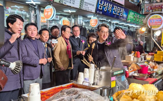 22일 오전 '2025년 하반기 경기 살리기 통큰 세일 개막식'이 열린 의정부 제일시장에서 김동연 경기도지사, 김동근 의정부시장, 김민철 경기도시장상권진흥원장 등 내빈들 시장에서 물건을 구매하고 있다. '경기 살리기 통큰세일'은 도내 지역 소비를 촉진하고 지역 내 경제 선순환을 유도하기 위해 경기도와 경기도시장상권진흥원이 함께 추진하는 프로젝트 전통시장 등 도내 429개 상권이 행사에 참여한다. 독자 안현우씨 제공