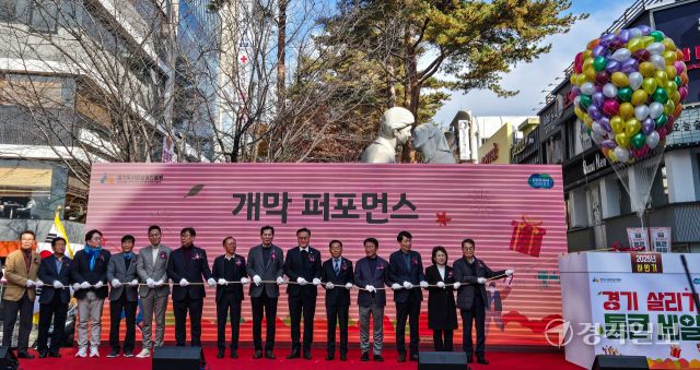 22일 오전 '2025년 하반기 경기 살리기 통큰 세일 개막식'이 열린 의정부 제일시장에서 김동연 경기도지사, 김동근 의정부시장, 김민철 경기도시장상권진흥원장, 이충환 경기도상인연합회장 등 내빈들이 기념촬영을 하고 있다. '경기 살리기 통큰세일'은 도내 지역 소비를 촉진하고 지역 내 경제 선순환을 유도하기 위해 경기도와 경기도시장상권진흥원이 함께 추진하는 프로젝트 전통시장 등 도내 429개 상권이 행사에 참여한다. 독자 안현우씨 제공
