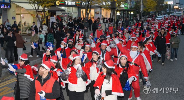 22일 오후 오산시청에서 오산역까지 이르는 성호대로에서 시민 산타들이 퍼레이드를 벌이고 있다. 이날부터 열리는 오산시 겨울 축제 '2025 오(Oh)! 해피 산타 마켓'는 오는 12월 31일까지 도심 썰매장, 다양한 공연, 각종 체험 부스 및 먹거리 부스 운영 등으로 진행될 예정이다. 윤원규기