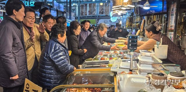 22일 오전 '2025년 하반기 경기 살리기 통큰 세일 개막식'이 열린 의정부 제일시장에서 김동연 경기도지사, 김동근 의정부시장, 김민철 경기도시장상권진흥원장, 이충환 경기도상인연합회장 등 내빈들이 물건을 구매하고 있다. '경기 살리기 통큰세일'은 도내 지역 소비를 촉진하고 지역 내 경제 선순환을 유도하기 위해 경기도와 경기도시장상권진흥원이 함께 추진하는 프로젝트 전통시장 등 도내 429개 상권이 행사에 참여한다. 독자 안현우씨 제공