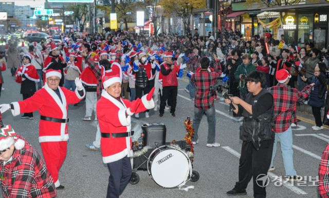22일 오후 오산시청에서 오산역까지 이르는 성호대로에서 이권재 오산시장, 이상복 오산시의회 의장 등 내빈과 시민 산타들이 퍼레이드를 벌이고 있다. 이날부터 열리는 오산시 겨울 축제 '2025 오(Oh)! 해피 산타 마켓'는 오는 12월 31일까지 도심 썰매장, 다양한 공연, 각종 체험 부스 및 먹거리 부스 운영 등으로 진행될 예정이다. 윤원규기자