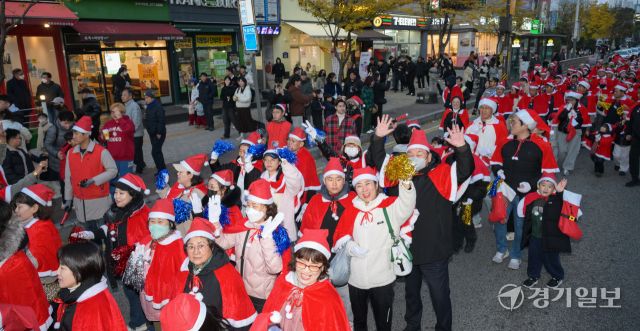 22일 오후 오산시청에서 오산역까지 이르는 성호대로에서 시민 산타들이 퍼레이드를 벌이고 있다. 이날부터 열리는 오산시 겨울 축제 '2025 오(Oh)! 해피 산타 마켓'는 오는 12월 31일까지 도심 썰매장, 다양한 공연, 각종 체험 부스 및 먹거리 부스 운영 등으로 진행될 예정이다. 윤원규기자