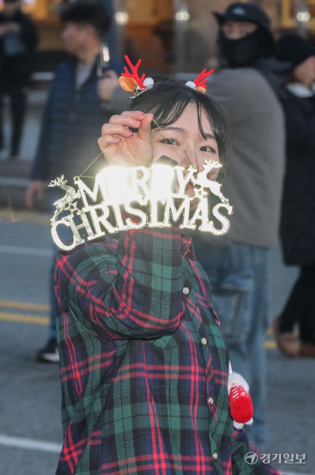 22일 오후 오산시청에서 오산역까지 이르는 성호대로에서 시민 산타들이 퍼레이드를 벌이고 있다. 이날부터 열리는 오산시 겨울 축제 '2025 오(Oh)! 해피 산타 마켓'는 오는 12월 31일까지 도심 썰매장, 다양한 공연, 각종 체험 부스 및 먹거리 부스 운영 등으로 진행될 예정이다. 윤원규기자