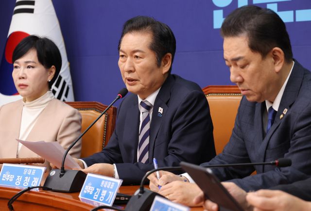 더불어민주당 정청래 대표가 지난 21일 서울 여의도 국회에서 열린 최고위원회의에서 발언하고 있다. 연합뉴스