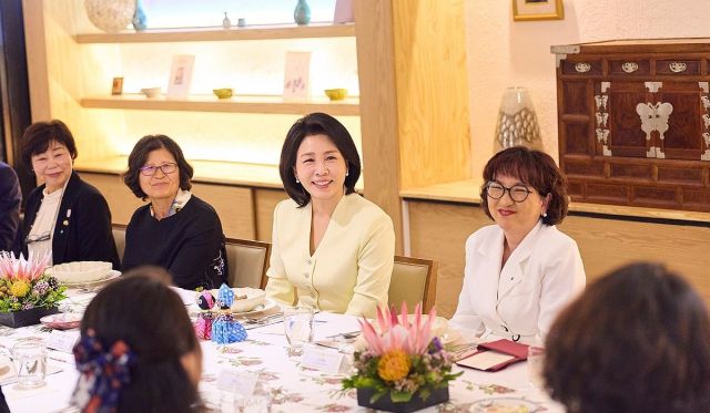 김혜경 여사가 22일(현지시간) 남아프리카공화국 요하네스버그의 한 식당에서 남아공 현지 한인 사회활동 기여 한인 여성들과 오찬간담회를 하고 있다. 연합뉴스