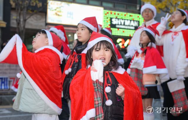22일 오후 오산시청에서 오산역까지 이르는 성호대로에서 시민 산타들이 퍼레이드를 벌이고 있다. 이날부터 열리는 오산시 겨울 축제 '2025 오(Oh)! 해피 산타 마켓'는 오는 12월 31일까지 도심 썰매장, 다양한 공연, 각종 체험 부스 및 먹거리 부스 운영 등으로 진행될 예정이다. 윤원규기