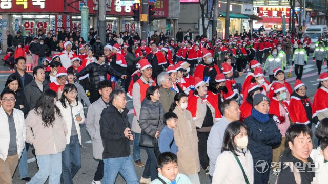 22일 오후 오산시청에서 오산역까지 이르는 성호대로에서 시민 산타들이 퍼레이드를 벌이고 있다. 이날부터 열리는 오산시 겨울 축제 '2025 오(Oh)! 해피 산타 마켓'는 오는 12월 31일까지 도심 썰매장, 다양한 공연, 각종 체험 부스 및 먹거리 부스 운영 등으로 진행될 예정이다. 윤원규기자